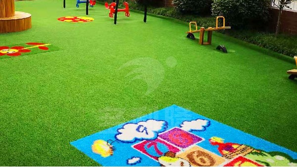 多利隆|幼儿园铺设人造草坪施工方案