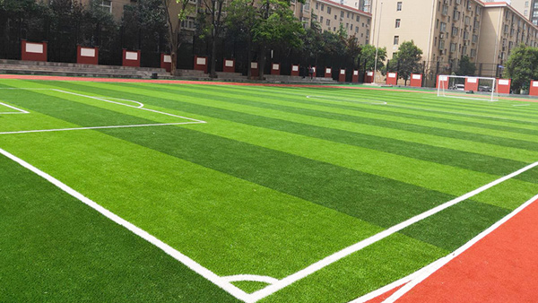 多利隆为您浅析校园足球非充砂人造草坪和充砂人造草坪的特点
