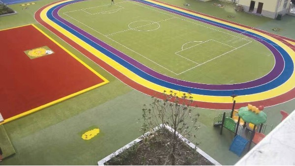 多利隆|彩色人造草坪备受幼儿园欢迎