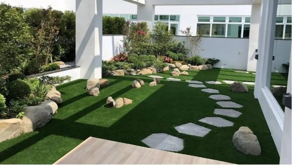 庭院景观设计如何使用人造草坪