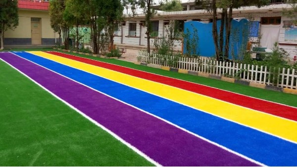 多利隆|幼儿园人造草坪是否能替代幼儿园塑胶跑道