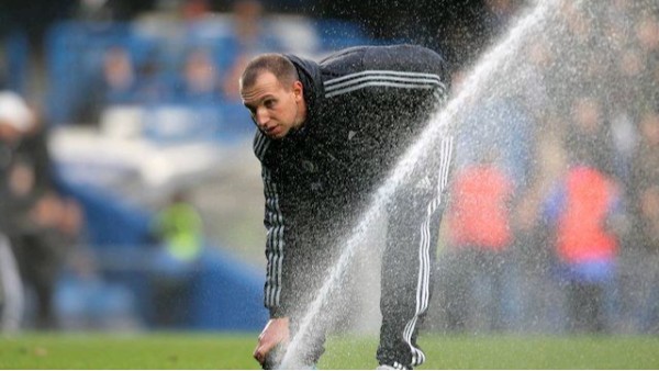 多利隆|为什么足球比赛前都要洒水？