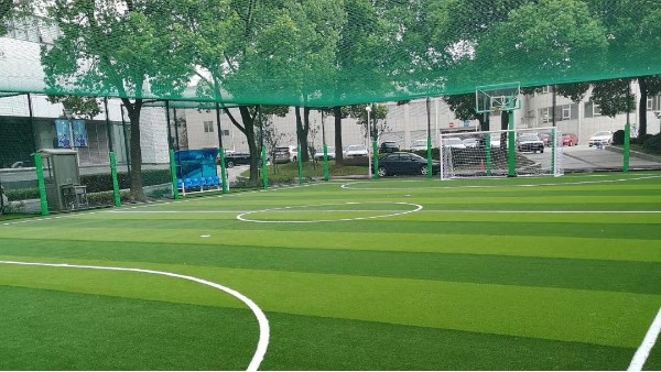 人造草坪足球场铺装基础要求和安装方法