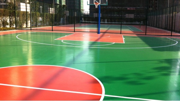 篮球场建设，为什么越来越多的篮球场地选择铺装人造草坪？