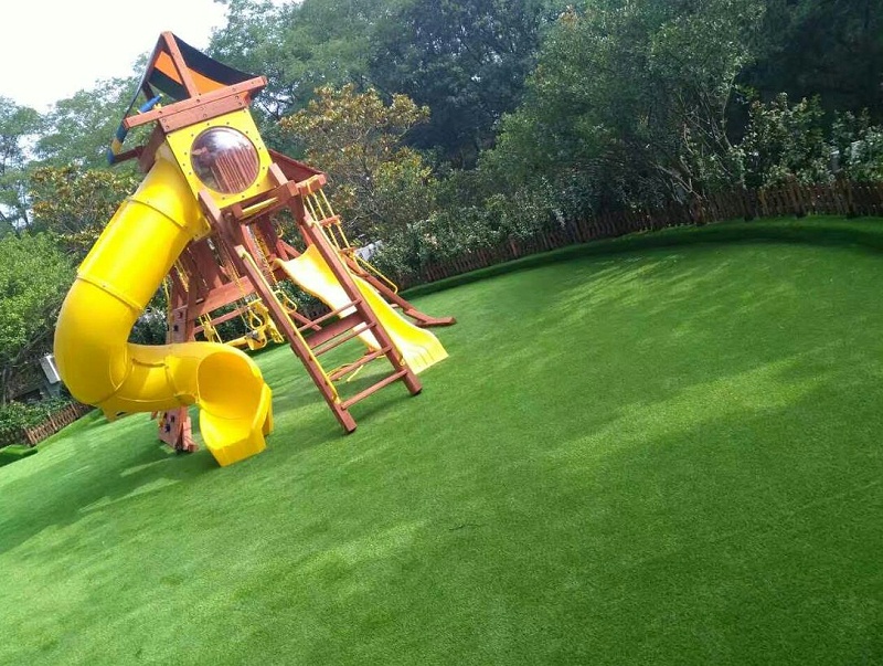 人造草坪铺装幼儿园滑梯