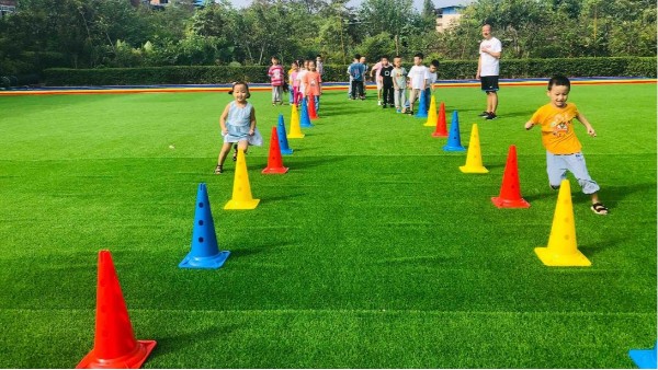 人造草坪球场在足球体能训练中有哪些重要作用？